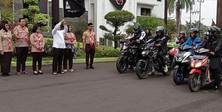 FOTO : DEVIANA/MATAKALTENG - Bupati Kotim Halikinnor saat melepas distribusi akbar gerakan infaq beras ke 19 Pondok pesantren Kotim di Rujab Bupati Kotim, Sabtu 11 Maret 2023.