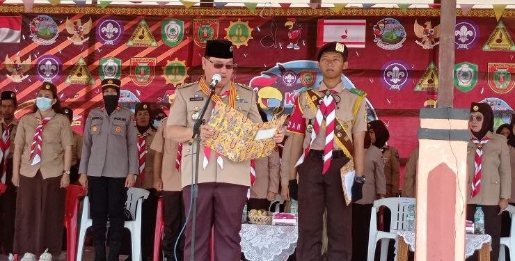 FOTO : DEVIANA/MATAKALTENG - Bupati Kotim Halikinnor saat memberikan sambutan sekaligus membuka kemah besar Pramuka di Bumi Perkemahan Pantai Ujung Pandaran, Sabtu 11 Maret 2023.
