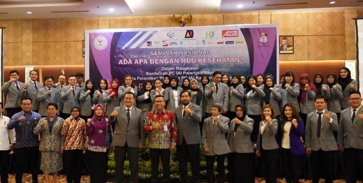 FOTO : IST ADPIM/MATAKALTENG - Pelantikan Pengurus Daerah IAI Kalteng Masa Bhakti 2022-2026 yang dirangkai dengan Seminar Nasional di Swiss-Belhotel Danum Palangka Raya, Sabtu 11 Maret 2023.