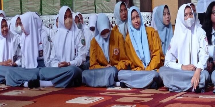 FOTO : DEVIANA/MATAKALTENG - Pelajar saat mengikuti kegiatan sosialisasi bahaya pergaulan bebas, Senin 13 Maret 2023.