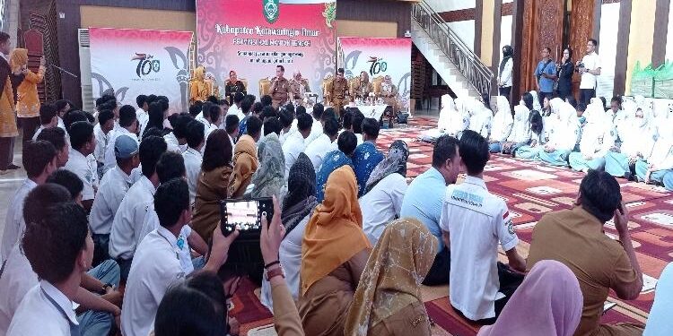 FOTO : DEVIANA/MATAKALTENG - Pelajar SMA berdialog dengan Bupati Kotim Halikinnor, Senin 12 Maret 2023.
