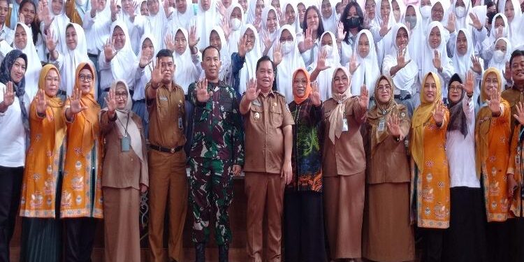 FOTO : DEVIANA/MATAKALTENG - Bupati Kotim Halikinnor bersama pelajar di Kotim.