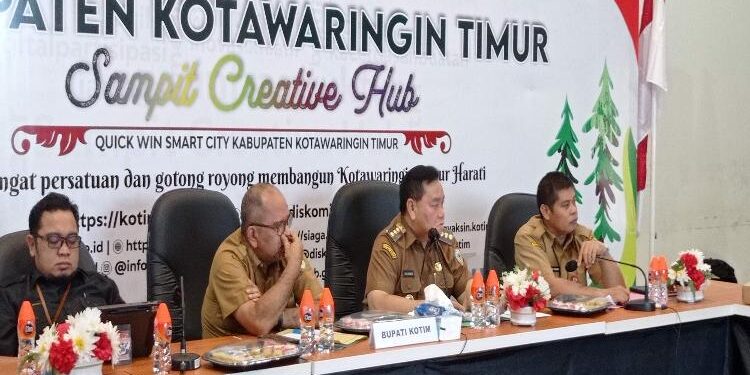 FOTO : DOK DEVIANA/MATAKALTENG - Bupati Kotim Halikinnor saat memimpin rapat koordinasi TPID, Senin 13 Maret 2023.