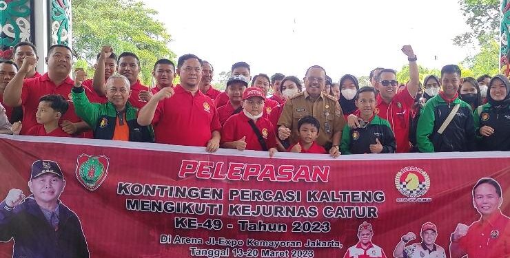 FOTO : OLIVIA/MATAKALTENG - Sekretaris Daerah Kalteng Nuryakin melepas atlit catur yang mengikuti pertandingan catur ke – 49 di Jakarta.