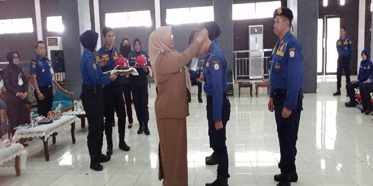 FOTO : DEVIANA/MATAKALTENG - Wakil Bupati Kotim Irawati saat mengalungkan kartu Tanda peserta yang menandakan kegiatan pendidikan dan pelatihan bagi pegawai Disdamkar Mat Kotim, Selasa 14 Maret 2023.