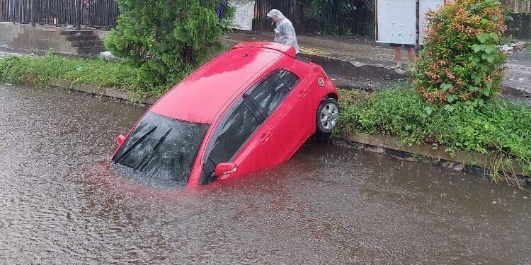 FOTO: RIZAL/MATAKALTENG - Mobil warga pada saat tercebur di saluran irigasi Jalan Sultan Hasanuddin.