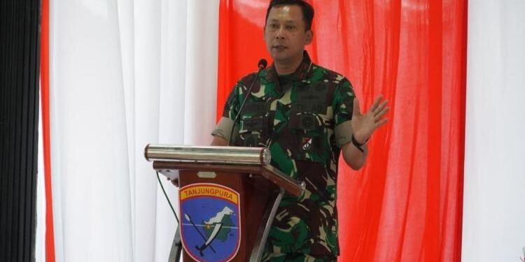 FOTO: AGUS/MATA KALTENG- Komandan Korem 102/PJG Brigjen TNI Bayu Permana saat sambutan dalam kunjungan kerja di Kodim 1015/Sampit, Selasa 14 Maret 2023.