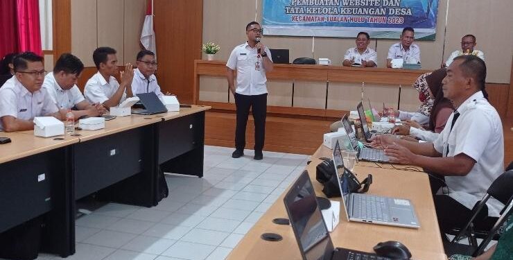FOTO : DEVIANA/MATAKALTENG - Kepala DPMD Kotim Raihansyah saat menyampaikan materi pada pelatihan pembuatan website dan pengelolaan keuangan desa, Rabu 15 Maret 2023.