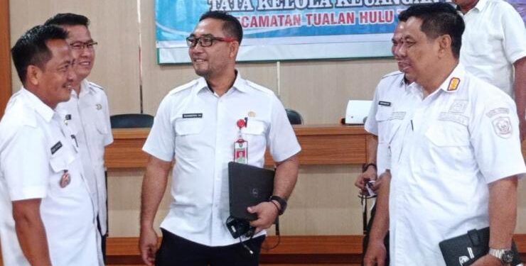 FOTO : DEVIANA/MATAKALTENG - Kepala DPMD Kotim Raihansyah saat bersama Camat Tualan Hulu Admadi Sastra dan sejumlah kepala desa, Rabu 15 Maret 2023.