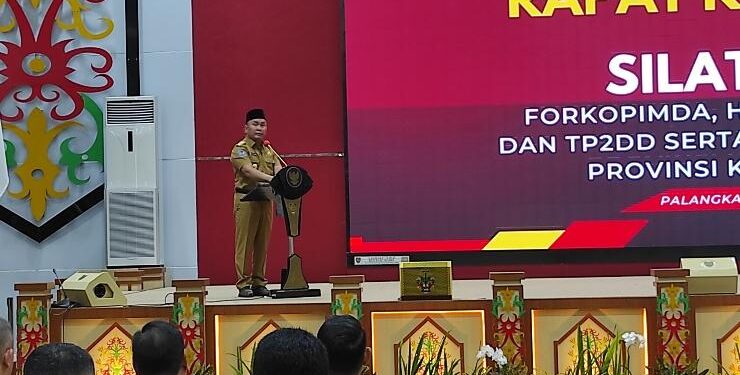 FOTO : OLIVIA/MATAKALTENG - Gubernur Kalteng Sugianto Sabran saat menyampaikan arahannya pada Rapat Koordinasi dan Silahturahmi Forum Koordinasi Pimpinan Daerah (Forkopimda), High Level Meeting TPID dan TP2DD) serta Rapat Koordinasi Penanganan Karhutla, Rabu 15 Maret 2023.