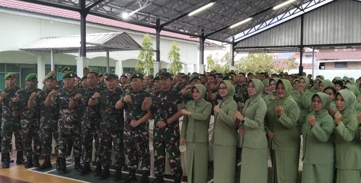 FOTO : AGUS/MATA KALTENG - Komandan Korem 102/PJG Brigjen TNI Bayu Permana saat foto bersama dengan Prajurit Kodim 1015/Sampit di Makodim setempat, Selasa, 14 Maret 2023.