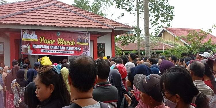 FOTO : DEVIANA/MATAKALTENG - Pasar murah yang digelar di Kecamatan Baamang, Kamis 16 Maret 2023.