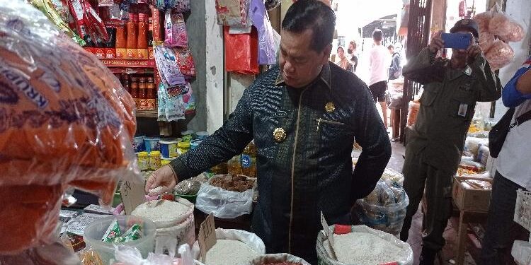 FOTO : DEVIANA/MATAKALTENG - Bupati Kotim Halikinnor saat memantau harga beras di PPM Sampit, Kamis 16 Maret 2023.