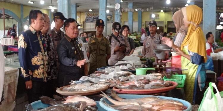 FOTO : DOK DEVIANA/MATAKALTENG - Bupati Kotim Halikinnor saat memantau pasar ikan PPM Sampit. 