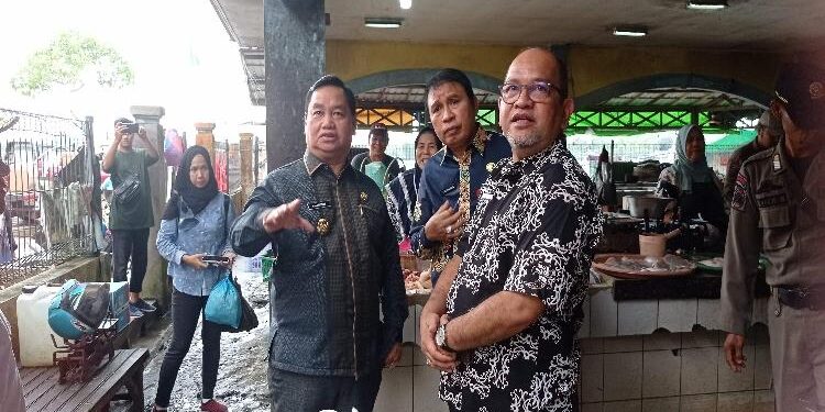 FOTO : DEVIANA/MATAKALTENG - Bupati Kotim Halikinnor bersama Sekda Fajrurrahman dan Kelapa Disperdagin Zulhaidir saat meninjau pasar PPM, Kamis 16 Maret 2023.