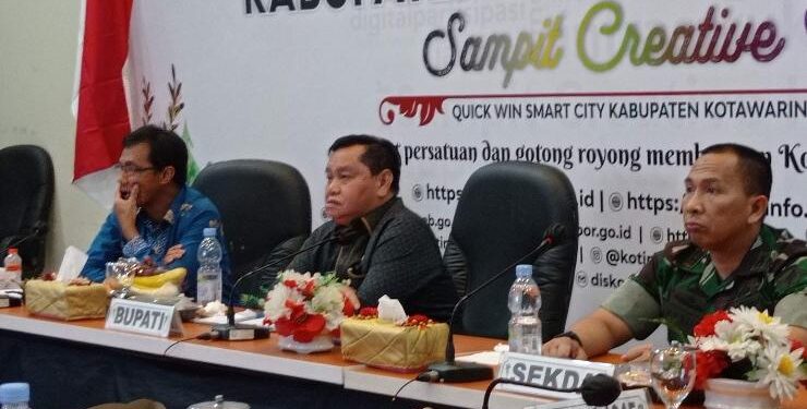 FOTO : DEVIANA/MATAKALTENG - Bupati Kotim Halikinnor (tengah) saat vicon terkait penghapusan kemiskinan ekstrem bersama Kemenko PMK, Kamis 16 Maret 2023.