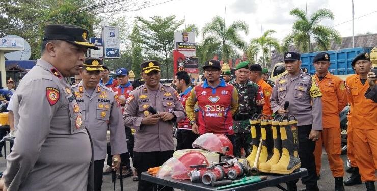 FOTO : AGUS/MATAKALTENG - Ketua Tim Anjal Utama Bid Sabhara Baharkam Polri, Brigjen Pol Eriadi bersama Kapolres Kotim, AKBP Sarpani, saat melakukan pengecekan peralatan untuk karhutla di halaman Kapolres Kotim, Kamis 16 Maret 2023 sore.