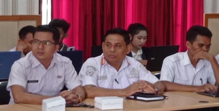 FOTO : DEVIANA/MATAKALTENG - Camat Tualan Hulu Admadi Sastra (tiga dari kanan) saat memantau pelaksanaan pelatihan pembuatan website, Rabu 15 Maret 2023.