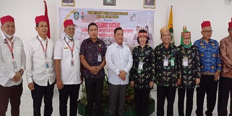 FOTO : DEVIANA/MATAKALTENG - Bupati Kotim Halikinnor bersama pihak RSUD dr Murjani dan tim penilai akreditasi, Jumat 17 Maret 2023.