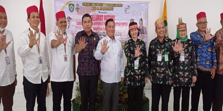 FOTO: DOK DEVIANA/MATAKALTENG - Tim penilaian Akreditasi Paripurna RSUD dr Murjani Sampit saat bersama Bupati Kotim Halikinnor serta jajaran RSUD.