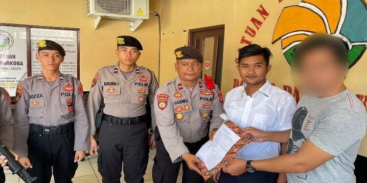 FOTO: RIZAL/MATAKALTENG - EP (baju abu-abu) bersama petugas pada saat menunjukkan hasil tes narkotika yang ternyata merupakan tawas.