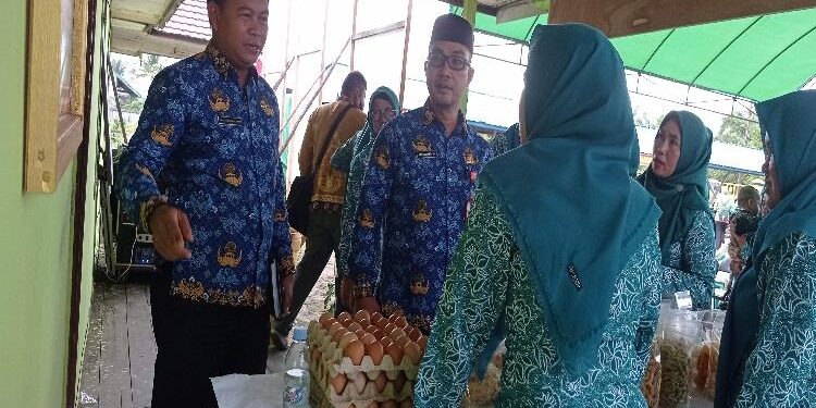FOTO : DEVIANA/MATAKALTENG - Kepala DPMD Kotim Raihansyah saat berbincang dengan peternak telur ayam ras dan pelaku UMKM lainnya di Desa Bagendang Tengah.
