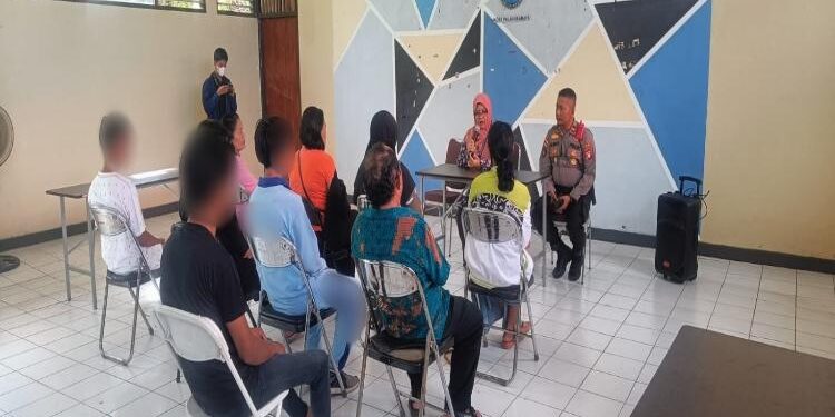 FOTO: RIZAL/MATAKALTENG - Sekelompok ABG, pada saat didampingi oleh orang tua masing-masing di BNN Kota Palangka Raya.