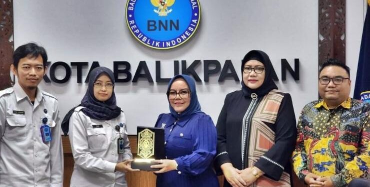 FOTO : IST/MATAKALTENG -Wakil Ketua III DPRD Kalteng Faridawaty Darland Atjeh, saat menyerahkan cinderamata disela-sela berlangsungnya kunjungan ke BNN Kota Balikpapan, Kaltim, belum lama ini.
