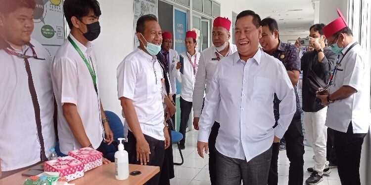 FOTO : DEVIANA/MATAKALTENG - Bupati Kotim, H Halikinnor saat berkunjung RSUD dr Murjani Sampit.