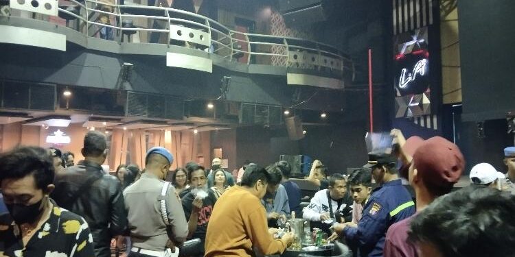 FOTO: AGUS/MATA KALTENG - Kondisi Vino club Sampit, saat operasi gabungan dari pihak kepolisian Polres Kotim, Sabtu 19 Maret 2023 malam.