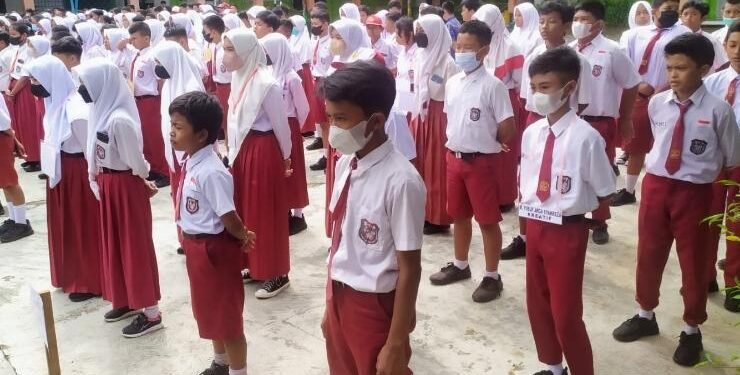 FOTO : DOK/MATA KALTENG - Para Pelajar disalah satu SD di Sampit saat mengikuti upacara bendera.