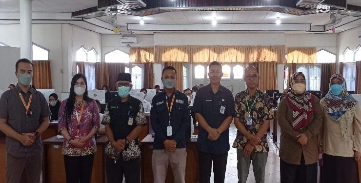 FOTO : DEVIANA/MATAKALTENG - Plt Kepala BKPSDM Kotim Komaruddin Makkalepu bersama tim BKN saat uji kompetensi calon PPPK tenaga teknis, Minggu 19 Maret 2023.