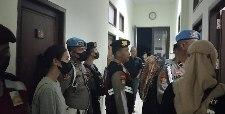 FOTO : AGUS/MATA KALTENG - Tim gabungan saat melakukan razia di salah satu tempat penginapan Jalan S Parman, Sabtu 18 Maret 2023 malam.