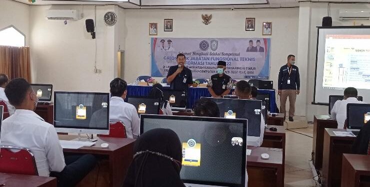 FOTO : DEVIANA/MATAKALTENG - Plt Kepala BKPSDM Kotim Komarrudin Makkalepu saat membuka seleksi kompetensi calon PPPK tenaga teknis, Minggu 19 Maret 2023.