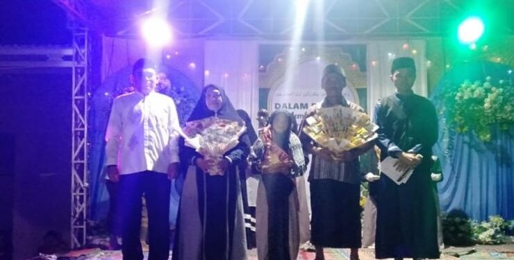 FOTO : IST DISDIK/MATA KALTENG - Penyerahan hadiah bagi para santri dalam acara Haflatul Imtihah TPA/TPQ Nurul Hidayah dan Madrasah Darul Abidin.