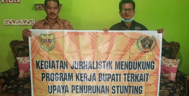FOTO : PEMDES RABAUH/MATA KALTENG - Kepala Desa Rabauh Linson berfoto bersama dengan Sekretaris PWI Kabupaten Gumas Arham Said, dalam kegiatan jurnalistik mendukung program kerja bupati dan wakil bupati terkait upaya penurunan stunting, Minggu, 19 Maret 2023.