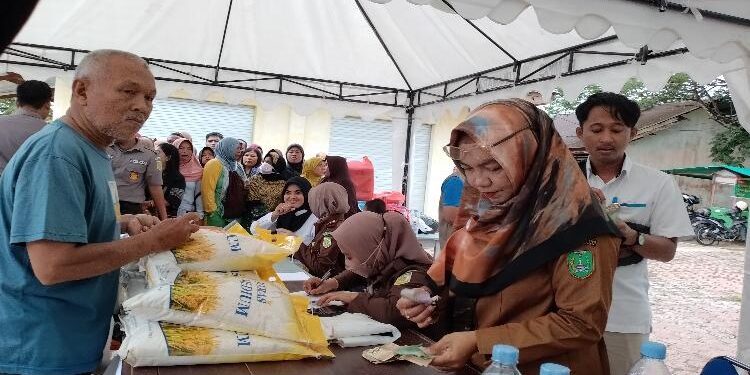 FOTO : AKH/MATAKALTENG - Pasar Murah yang digelar Kejaksaan Negeri Sukamara.