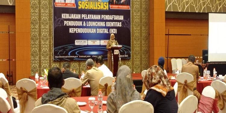FOTO : DEVIANA/MATAKALTENG - Wakil Bupati Kotim Irawati saat membuka sosialisasi IKD, Senin 20 Maret 2023.
