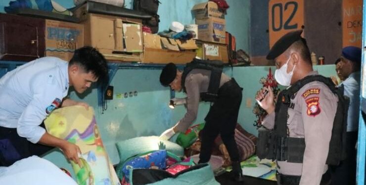FOTO : IST/MATAKALTENG - Petugas gabungan menggeledah setiap ruangan yang dihuni warga binaan pemasyarakatan di Rutan Klas IIB Buntok.