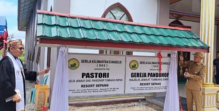 FOTO : DISKOMINFO SANTIK/MATA KALTENG - Bupati Gumas Jaya Samaya Monong menarik tirai sebagai tanda pentahbisan gereja dan diresmikannya gedung Pastori Gereja Pandahop Jemaat GKE Tumbang Empas, Senin, 20 Maret 2023.