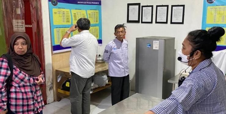 FOTO : OLIVIA/MATAKALTENG - Ketua Kelompok PMEFS Palangka Raya Aqiedah Wahyuni saat menjelaskan rumah produksi milik kelompoknya.