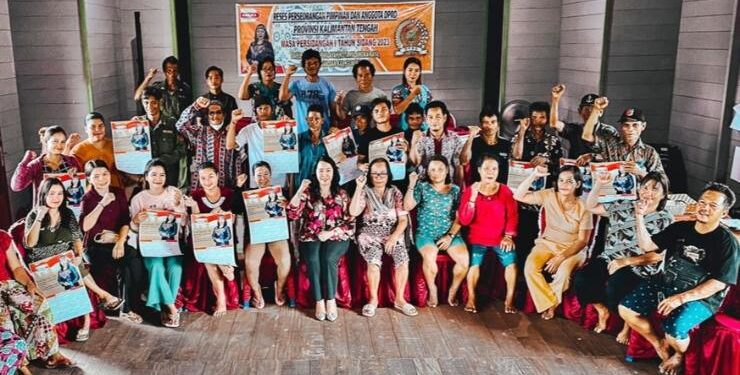 FOTO : IST/MATAKALTENG - Anggota DPRD Kalteng dari Dapil I Natalia, ST foto bersama warga Desa Tumbang Marak, Kecamatan Katingan Tengah, Kabupaten Katingan, saat melaksanakan reses perseorangan belum lama ini.