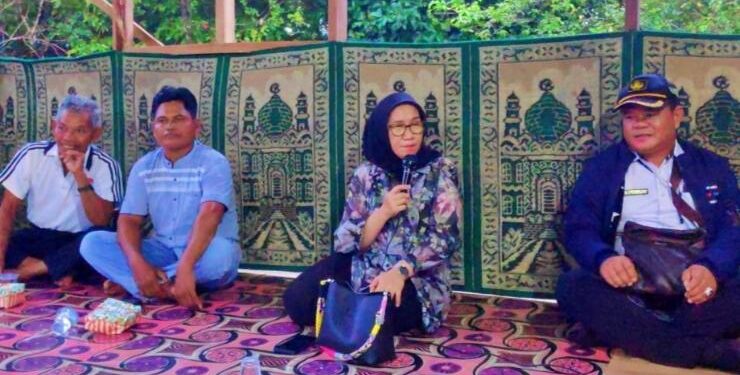 FOTO : IST/MATAKALTENG - Anggota DPRD Kalteng dari Dapil I, Siti Nafsiah saat melaksanakan reses perseorangan ke Desa Kampung Keramat, Kecamatan Katingan Kuala, Kabupaten Katingan, belum lama ini.