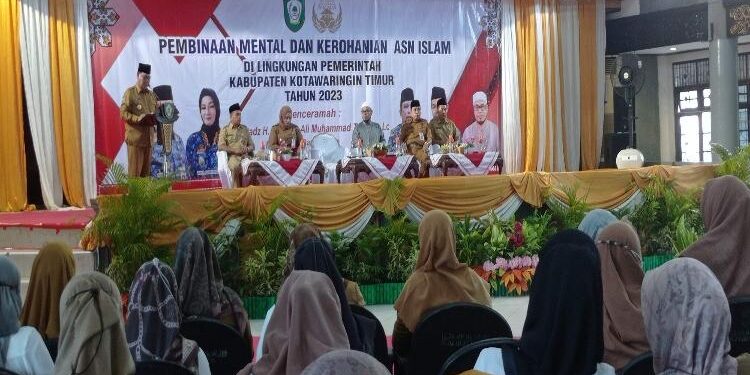 FOTO : DEVIANA/MATAKALTENG - Bupati Kotim Halikinnor saat memberikan sambutan di siraman rohani ASN yang beragama muslim, Selasa 21 Maret 2023.