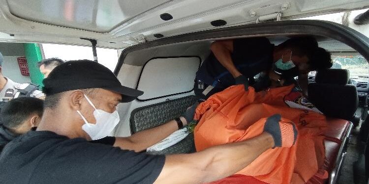 FOTO: RIZAL/MATAKALTENG - Korban pada saat dievakuasi Tim Emergency Response Palangka Raya.