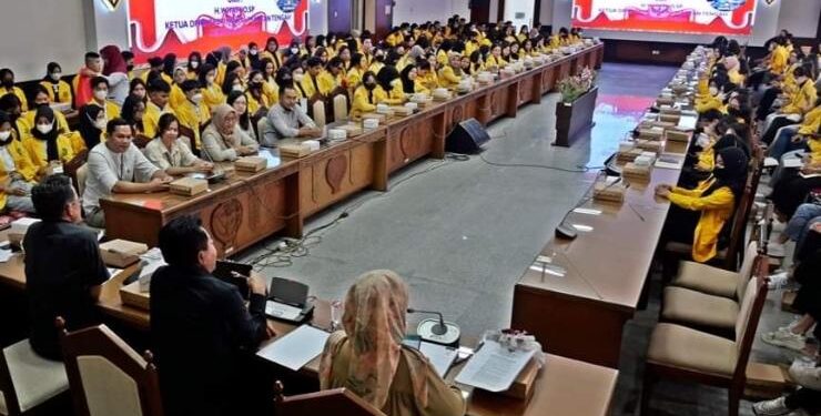 FOTO : OLIVIA/MATAKALTENG - Unsur pimpinan dan Anggota DPRD Kalteng foto bersama mahasiswa/wi UPR, usai melaksanakan pertemuan dalam rangka study lapangan, di ruang rapat gabungan DPRD Kalteng.