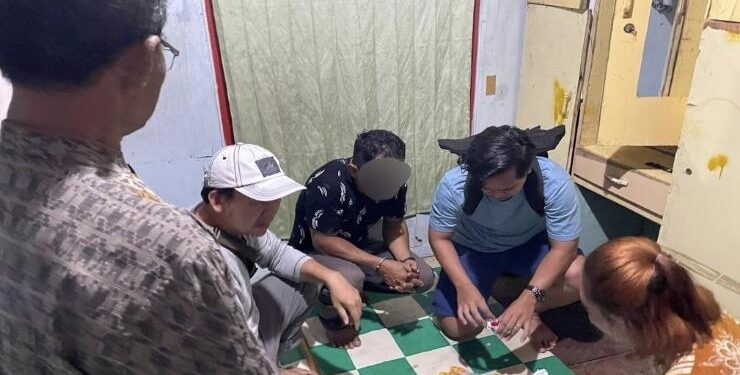 FOTO : AGUS/MATA KALTENG - Pelaku (Baju hitam) saat diamankan di rumahnya Jalan Juanda, Kecamatan MB Ketapang, Senin 20 Maret 2023.