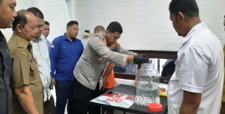 FOTO : SID/MATA KALTENG - Kapolres Gumas AKBP Asep Bangbang Saputra bersama Kasi Pidsus Kejari Andi Yaprizal, Sekretaris Kesbangpol Haris, perwakilan PN Kuala Kurun dan perwakilan dinkes, memusnahkan barang bukti sabu ke dalam cairan pembersih, Selasa, 21 Maret 2023.