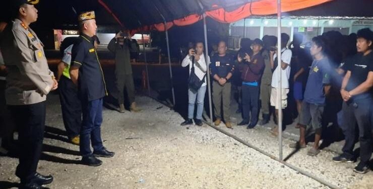 FOTO : SID/MATA KALTENG - Bupati Gumas Jaya S Monong bersama Kapolres AKBP Asep Bangbang Saputra, dan Kasatpol PP Salampak Haris, ketika menjelaskan alasan penutupan ruas jalan Kuala Kurun-Palangka Raya kepada sopir truk angkutan PBS, di jaga Kurun-Sei Hanyo, Senin 20 Maret 2023 malam.