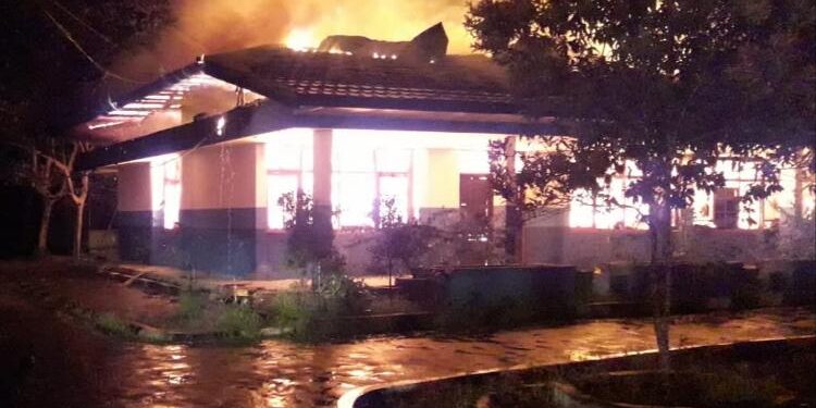FOTO: RIZAL/MATAKALTENG - Kondisi bangunan LPPM UPR yang tengah terbakar.